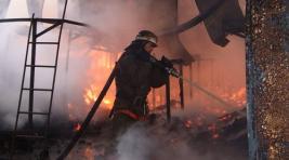 В Саяногорске горело нежилое здание - кто-то побаловался