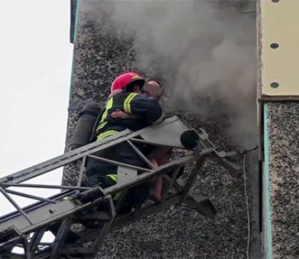 Пожарные спасли ребёнка из горящей квартиры в Абакане