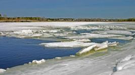 Выход на лед Абакана опасен из-за наледевых вод