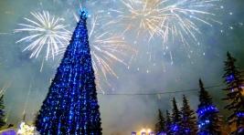 Открытие главной елки Хакасии: сумасшедший фейерверк и Дед Мороз на лимузине
