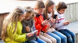 Госдума приняла закон о запрете мобильных телефонов на уроках в школе