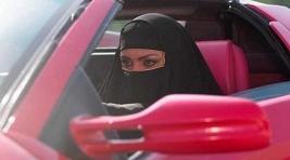 В Саудовской Аравии разрешили женщинам водить автомобиль