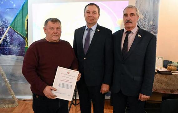 В Бейском районе наградили добровольцев, поддерживающих фронт