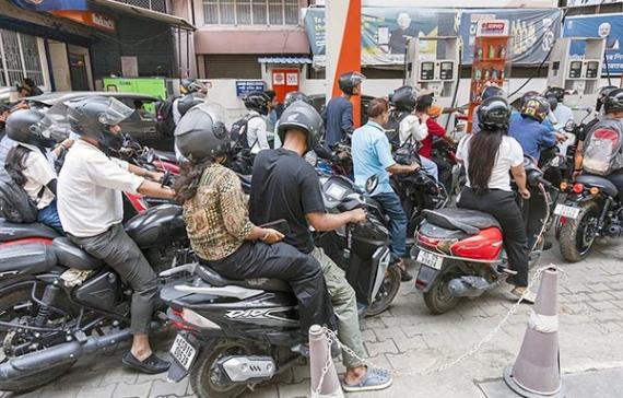 Из-за кризиса в Персидском заливе в Индии замечен дефицит топлива на заправках