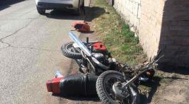 Пьяный мотоциклист лишился бака в столкновении с Lexus NX 200