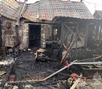 В абаканском садовом товариществе сгорел дом