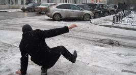 "Ледяное зеркало" в Хакасии: как пешеходам и водителям обезопасить себя?