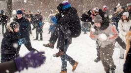 В Красноярске провели рекордно массовую игру в снежки