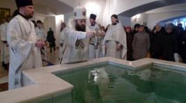 В храмах Хакасии раздают святую воду