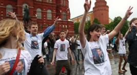 В Москве прошел флеш-моб "Повтори танец Медведева" (видео)