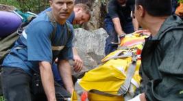 Хакасские спасатели доставили пострадавшего на Борусе туриста в больницу