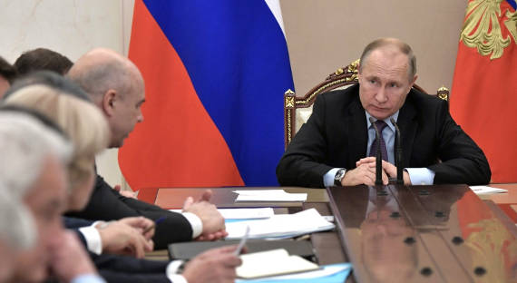 Путин потребовал держать цены на горючее под контролем