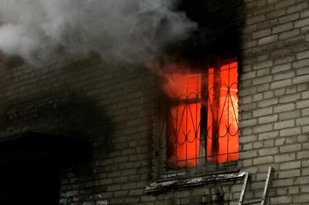 В Абакане загорелся жилой дом. Две квартиры уничтожены полностью