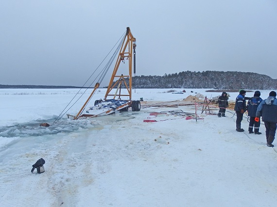 Канули в Лену: в Иркутской области под лед ушли трактор и два большегруза