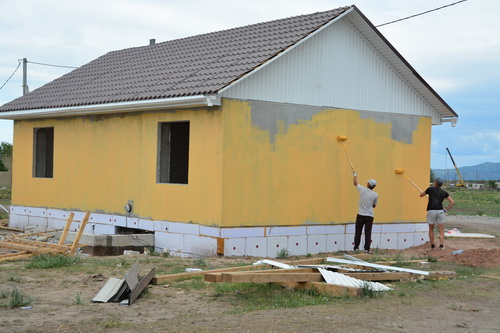 Студенческие отряды Хакасии помогают строить жилье для погорельцев