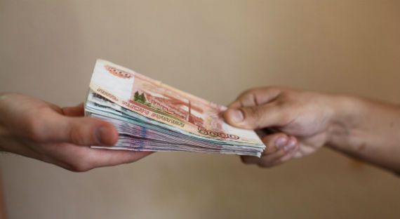 Чиновника в Хакасии наказали за выплату зарплаты сотрудникам