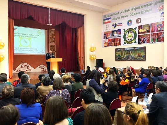 В Хакасии учреждена 100-тысячная премия для учителей хакасского