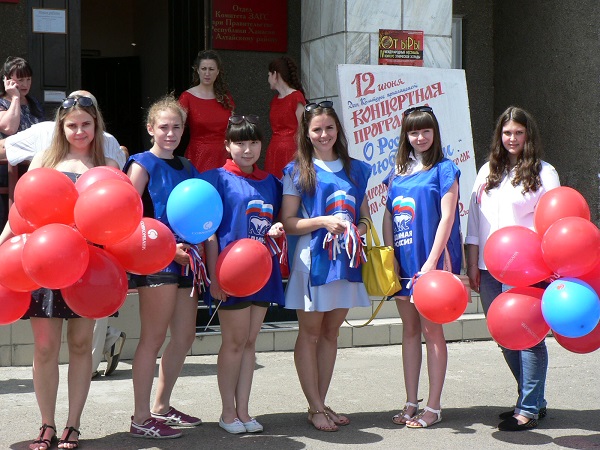 "Единая Россия" устроила семейный фестиваль и концерт в честь Дня России