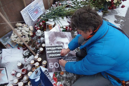 Мемориал Немцову на Москворецком мосту разгромили вандалы