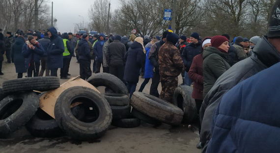 Вывезенных из Китая украинцев встретили протестами