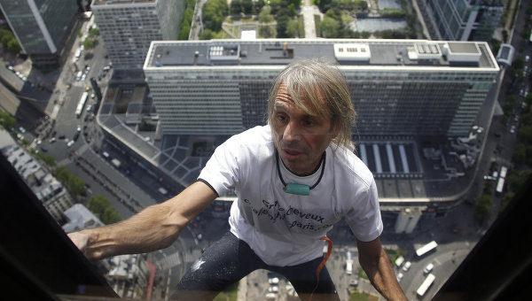 "Человек-паук" взобрался на 187-метровый небоскреб без страховки