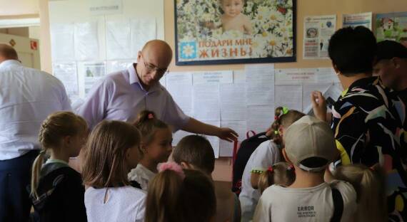50 рюкзаков с канцелярией подарили саяногорским школьникам