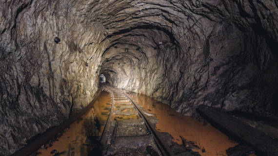Два горняка погибли при обрушении шахты в Кемеровской области