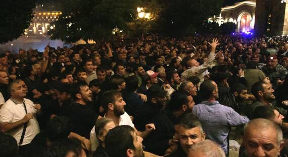 В Ереване начались протесты у Дома правительства