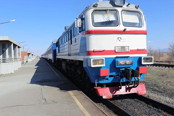 Металлурги РУСАЛа ездят на работу в обновленных вагонах дизель-поезда