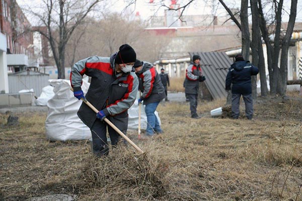 Металлурги вышли на традиционный весенний субботник