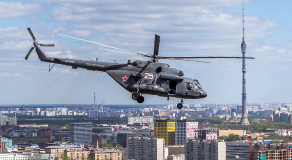 Москвичи заметили военные вертолеты над Кремлем