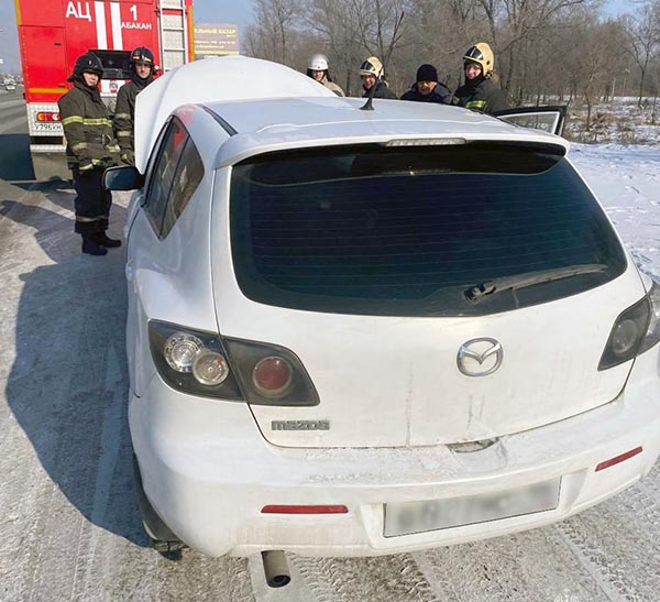 В Абакане пожарные тушили гараж и автомобиль