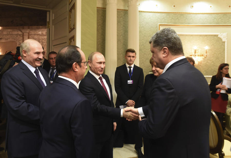 Запретное рукопожатие: Порошенко пожал руку Путину