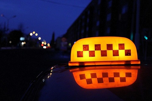 В Питере таксист сбил велосипедиста на глазах у полицейских (ФОТО)