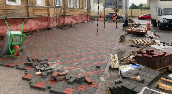 Рабочие в Кемерово разобрали тротуар в знак протеста