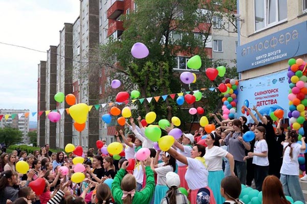 «Атмосфера» подарила юным саяногорцам путешествие в "Город счастливого детства"