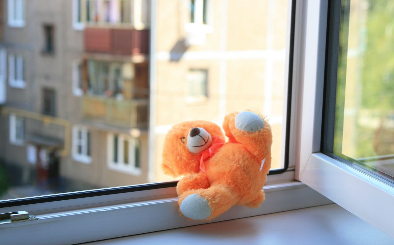 Из окна многоэтажки в Хакасии выпал ребёнок