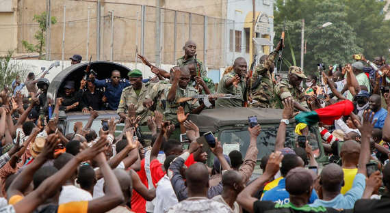 Военные в Мали арестовали руководство страны