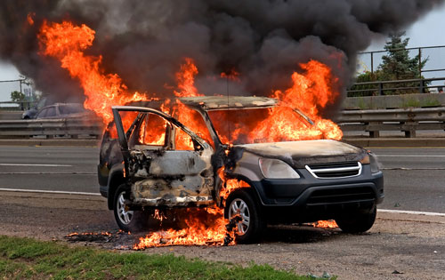 В Абакане ночью загорелся автомобиль