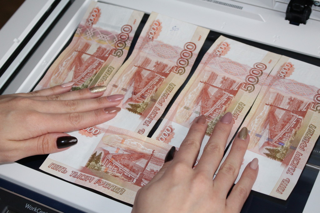 Кассиров Хакасии научат распознавать фальшивые деньги