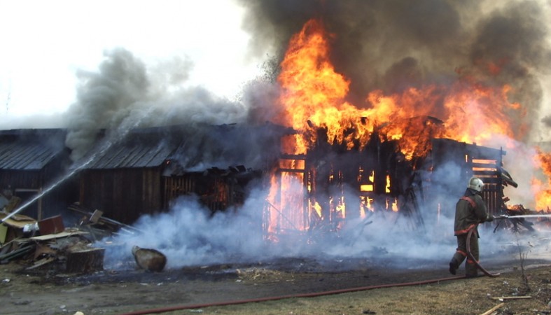 В двух населенных пунктах Хакасии горели надворные постройки