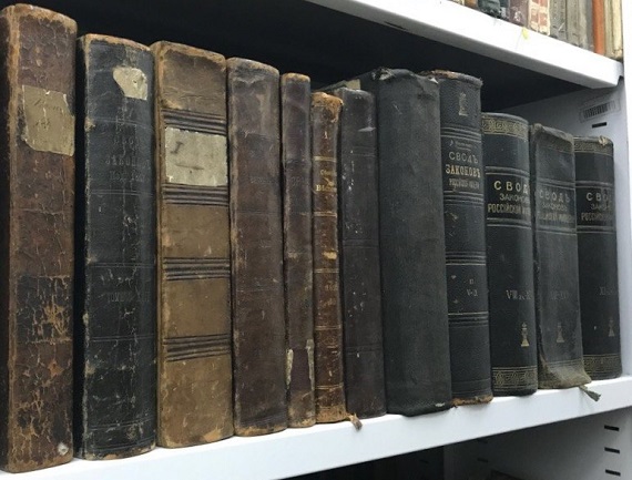 В библиотеке Хакасского госуниверситета отыскали 180-летнюю книгу