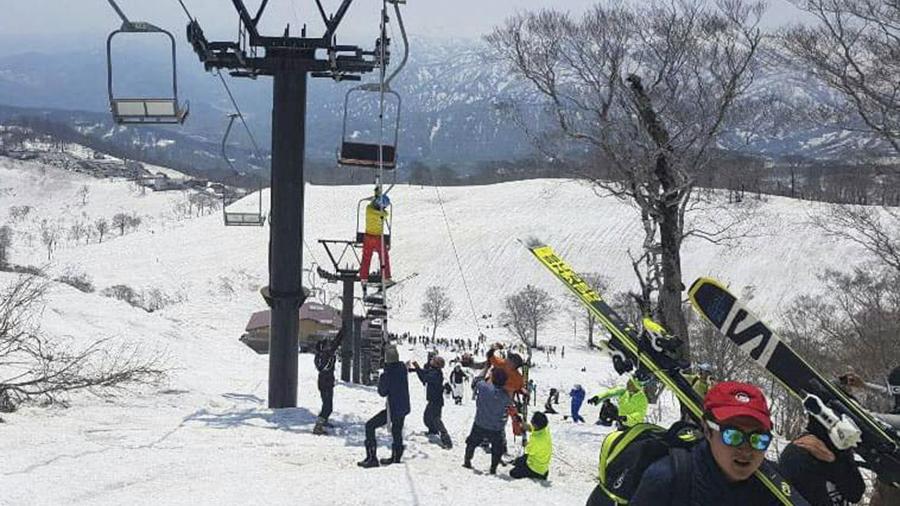 В Японии спасли около 160 лыжников, застрявших на подъемнике