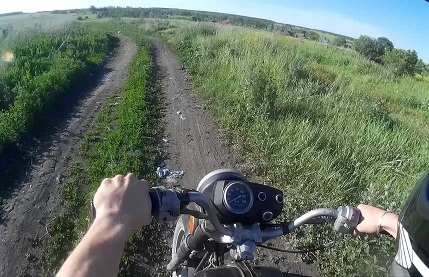 По хакасской деревне рассекал пьяный мотоциклист с ребенком за спиной