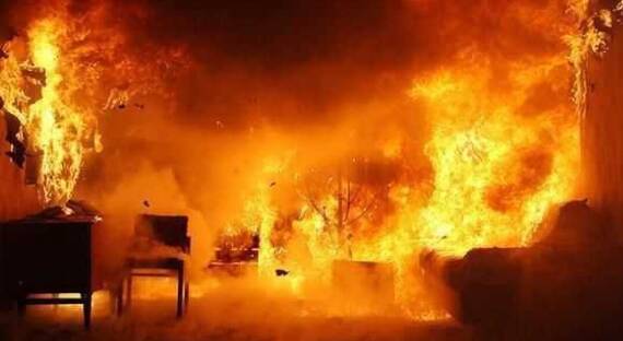 В Саяногорске пожарные спасли из горящего дома женщину