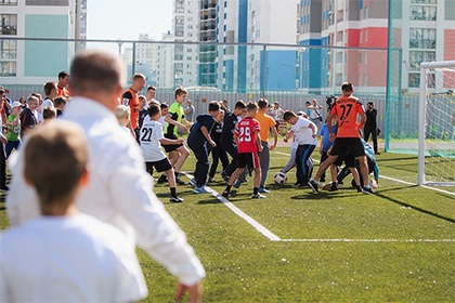 Футболисты «Урала» сыграли вничью в матче против 200 школьников