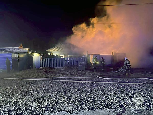 Два дома и степной пал потушили в Хакасии