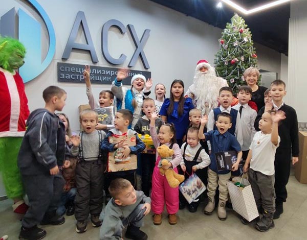 В Абакане продолжается благотворительная акция "Ёлка желаний"