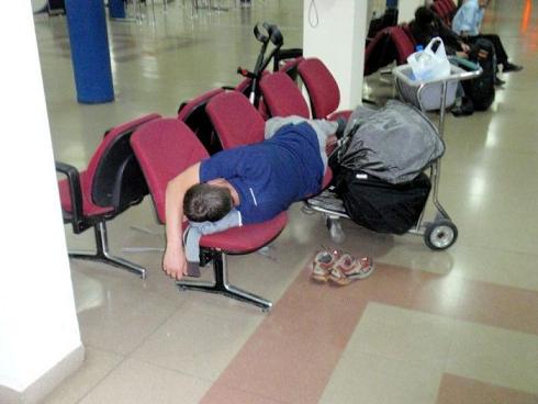 Живший три дня в аэропорту турист выпал из самолета и умер
