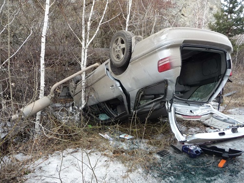 В Саяногорске с горы упал автомобиль (ФОТО)